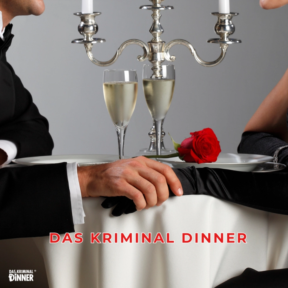 Zwei Personen in eleganter Kleidung halten sich an den Händen über einem weiß gedeckten Tisch mit Kerzenleuchter, zwei Sektgläsern und einer roten Rose, Text 'DAS KRIMINAL DINNER'.
