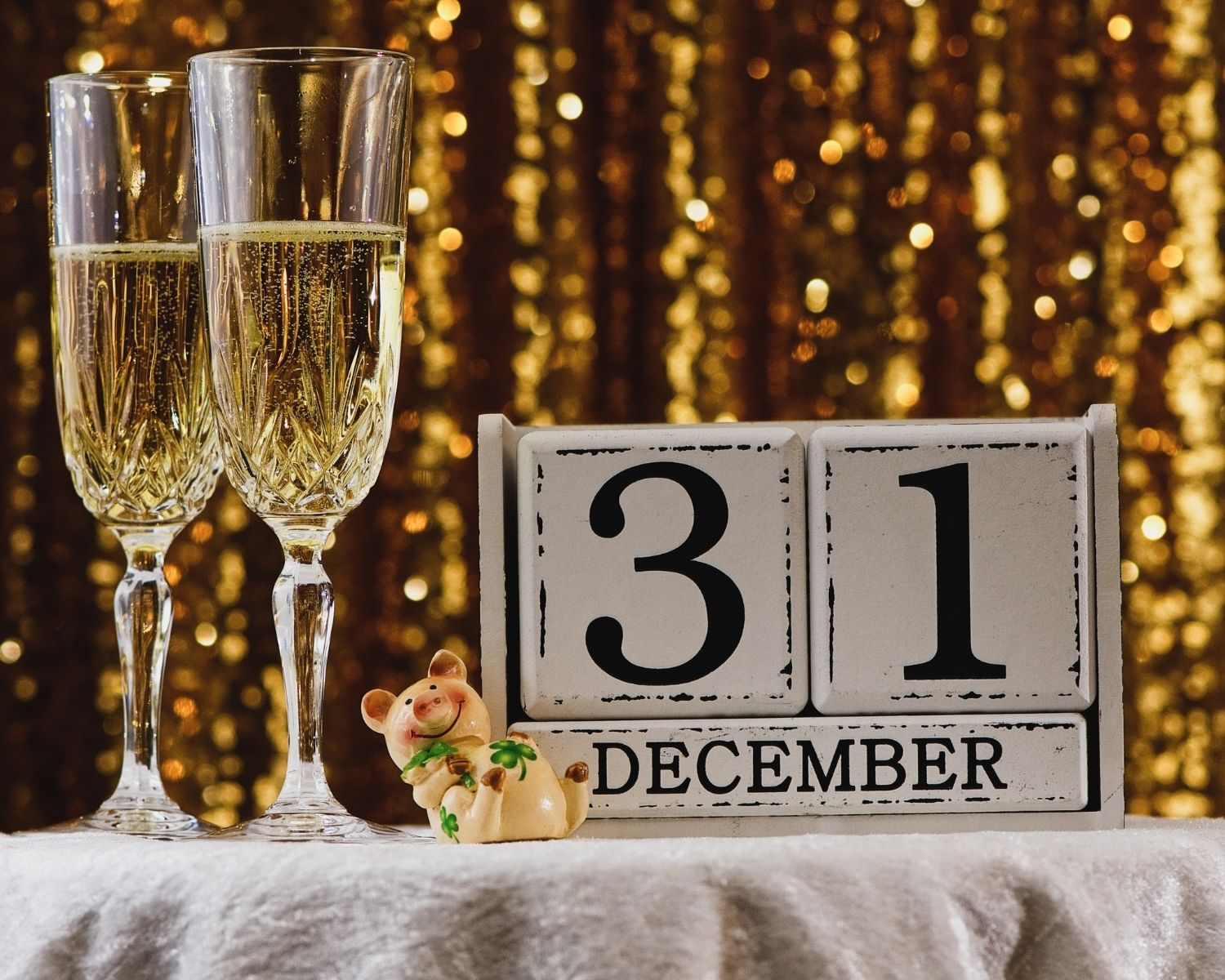 wald_hotel_restaurant_1 Rustikales Restaurant mit Holztischen und Stühlen, gedeckt mit weißen Servietten und kleinen Blumendekorationen.